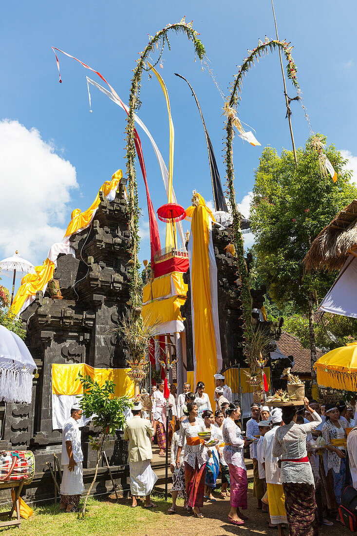Dorfbewohner in festlicher Kleidung auf einem Odalan Tempelfest, Sidemen, Bali, Indonesien