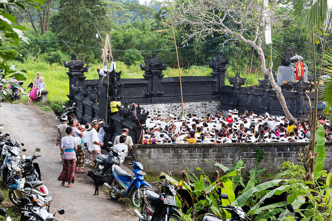 Dorfbewohner in festlicher Kleidung auf einem Odalan Tempelfest, Iseh, Sidemen, Karangasem, Bali, Indonesien