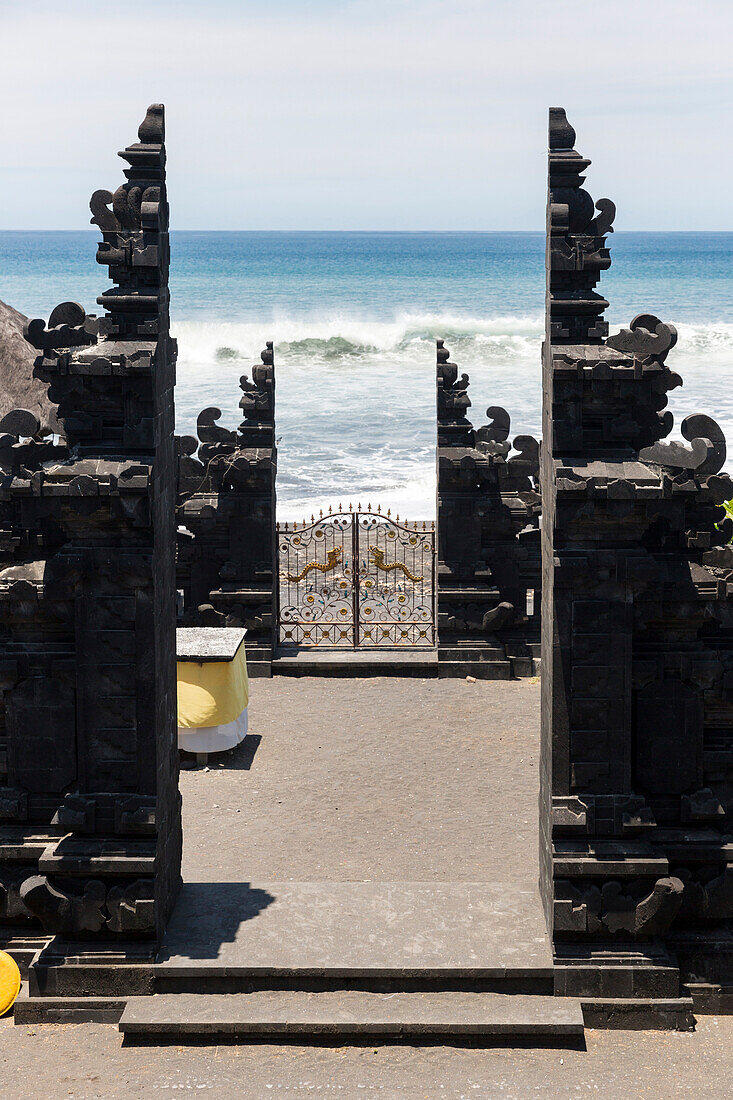 Tempeltor am Meer, Pura Batu Klotok, Semarapura, Klungkung, Bali, Indonesien