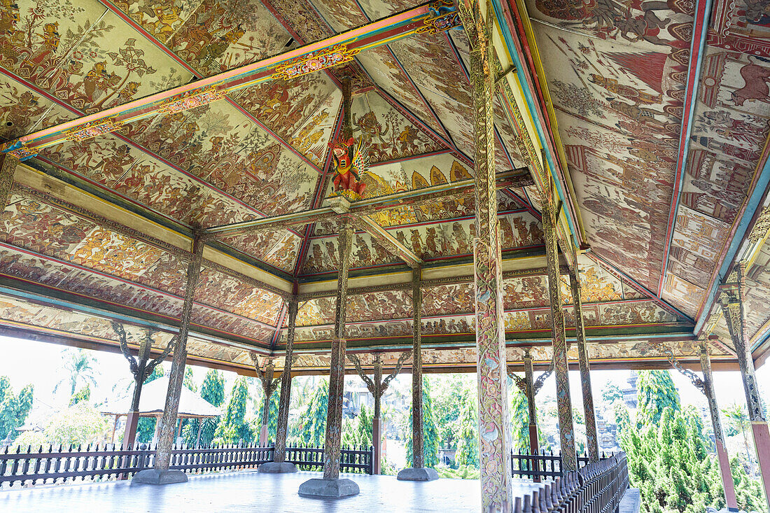 Deckenmalerei im Kertha Gosa Pavilion, Palast von Klungkung, Taman Gili, Semarapura, Klungkung, Bali, Indonesien