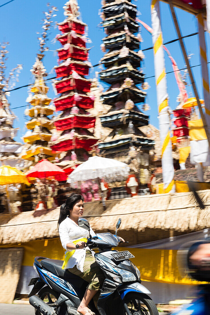 Frau auf einem Roller, Odalan Tempelfest, Sidemen, Karangasem, Bali, Indonesien