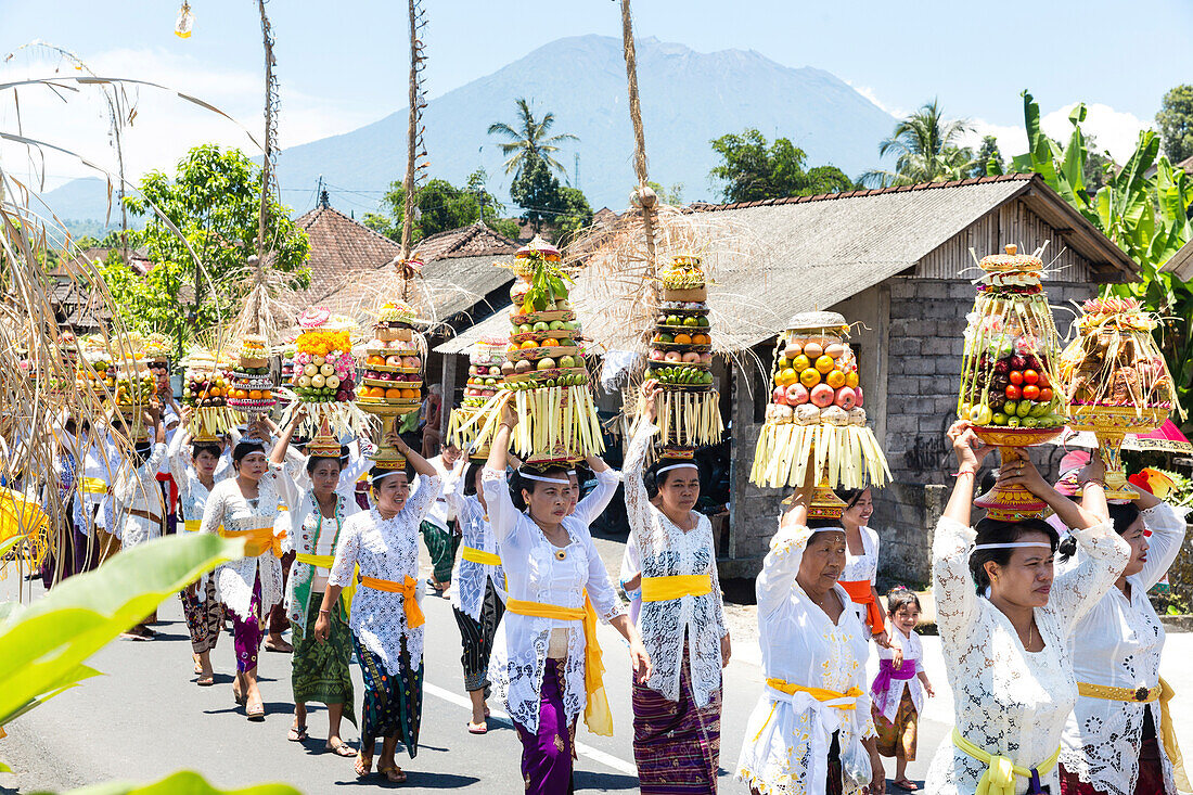 Frauen tragen Opfergaben, Odalan Tempelfest, Sidemen, Karangasem, Bali, Indonesien