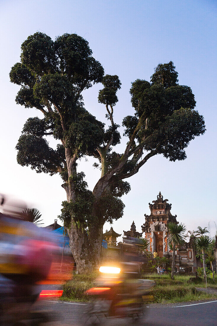 Mopeds fahren vorbei, Tempeltor im Hintergrund, Sidemen, Bali, Indonesien