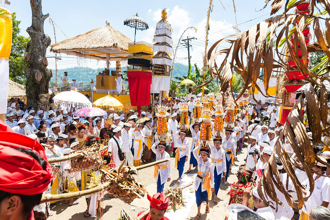 Frauen tragen Opfergaben, Odalan Tempelfest, Sidemen, Karangasem, Bali, Indonesien