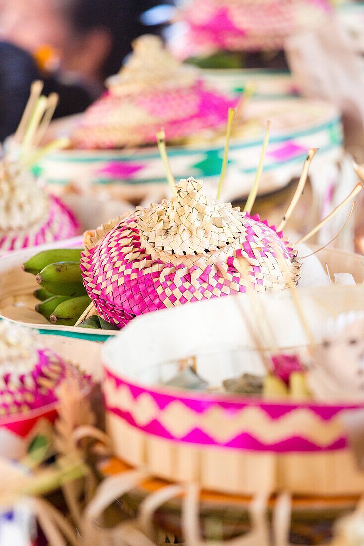 Handgeflochtene Opferschälchen mit Opfergaben, Odalan Tempelfest, Sidemen, Karangasem, Bali, Indonesien