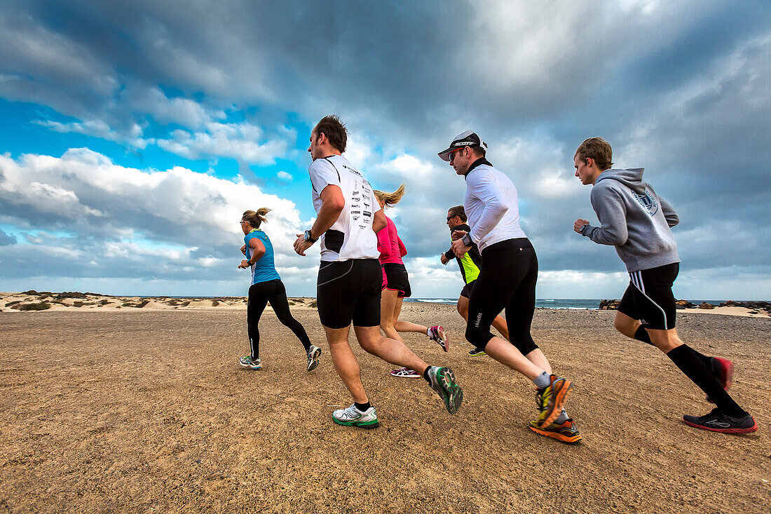 Jogger am Strand, Costa Teguise, Lanzarote, Kanarische Inseln, Spanien