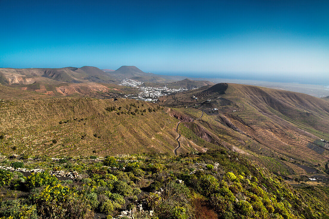 Blick vom Mirador de Los Helechos auf Haria, Tal der 1000 Palmen, Lanzarote, Kanarische Inseln, Spanien