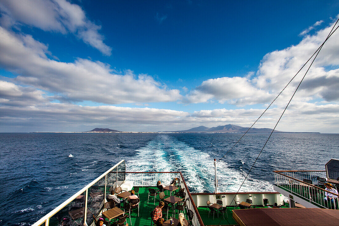 Blick von der Fähre nach Fuerteventura auf Lanzarote, Kanarische Inseln, Spanien