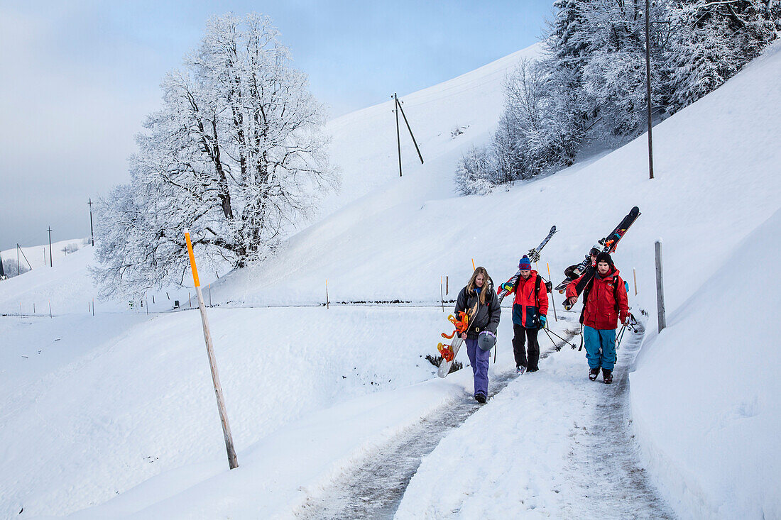 Skifahrer und Snowboarder im Aufstieg zur Talstation, Freeridegebiet Haldigrat, Niederrickenbach, Oberdorf, Kanton Nidwalden, Schweiz