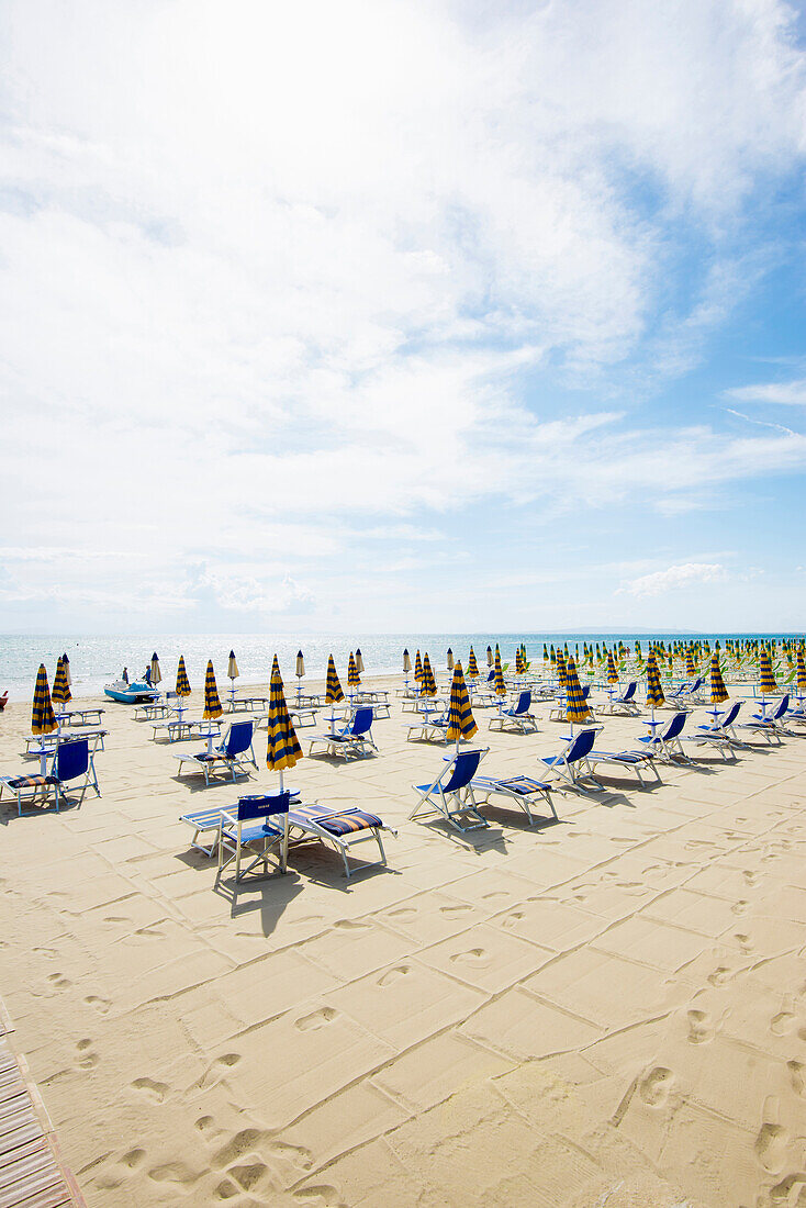 Strandstühle und Strand, Follonica, Provinz Grosseto, Toskana, Italien