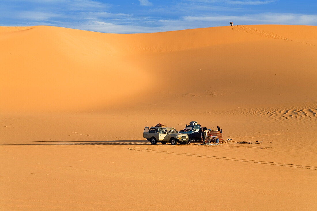 Jeeps in Sanddunes, Erg Murzuk, libyan desert, Libya, Sahara, North Africa