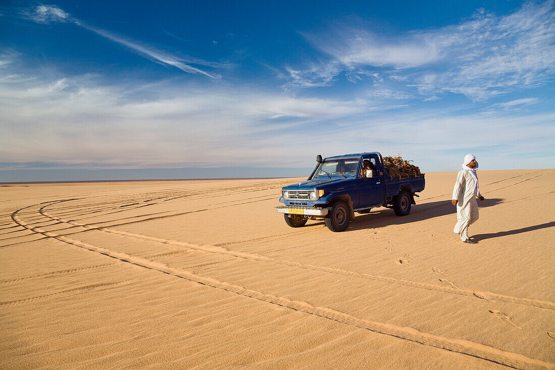 Beduine mit Jeep in der libyschen Wüste, Erg Murzuk, Libyen, Sahara, Nordafrika