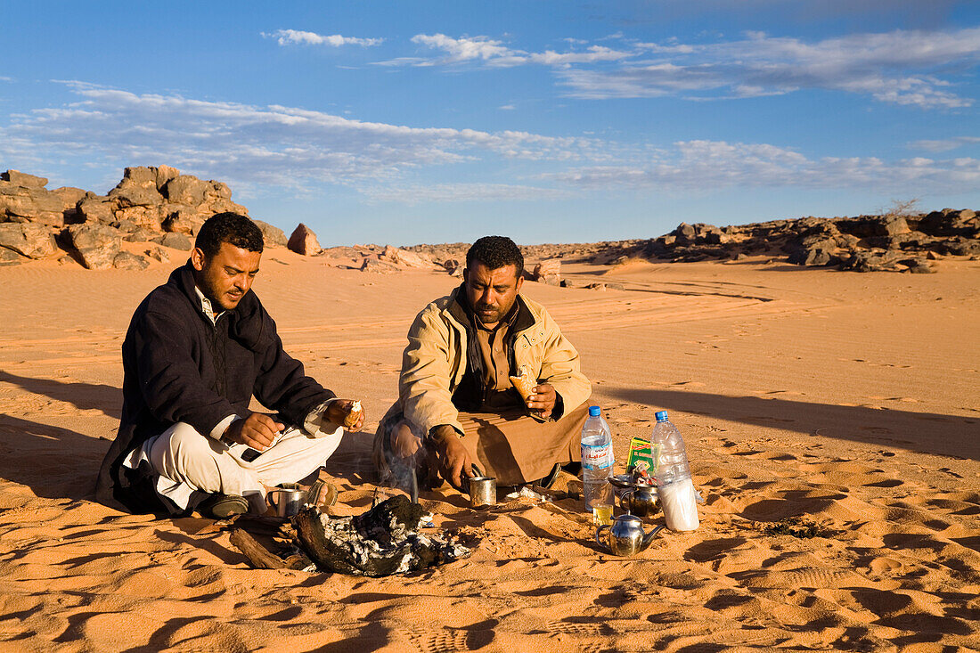 Beduinen frühstücken am Feuer, Akakus Gebirge, Libyen, Afrika