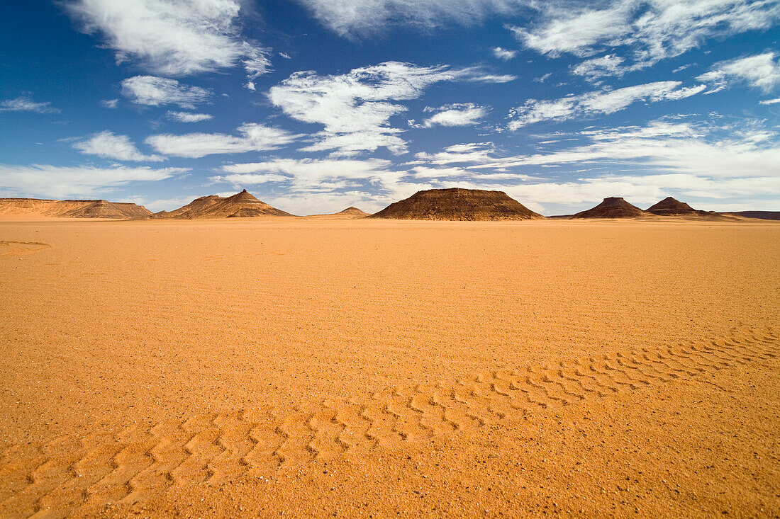 Jeepspur in der libyschen Wüste, Akakus Gebirge, Libyen, Sahara, Afrika