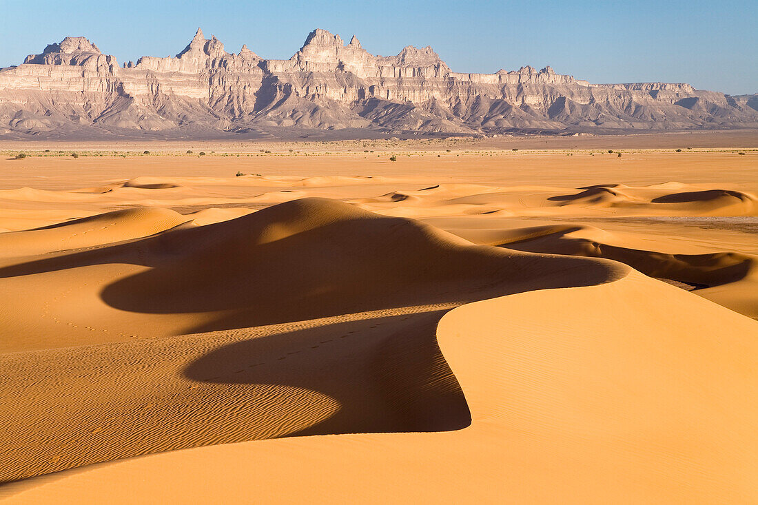 Sanddünen vor den Idinen Bergen in der libyschen Wüste, Libyen, Sahara, Nordafrika