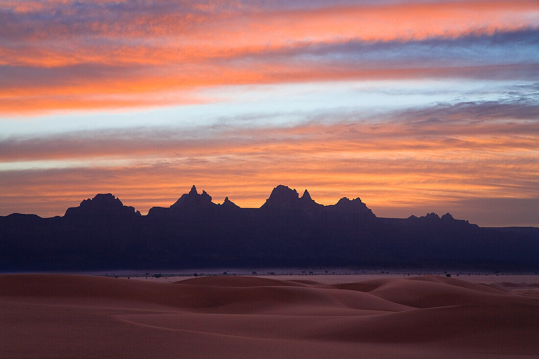 Idinen mountains at dawn in the libyan desert, Libya, Sahara, North Africa