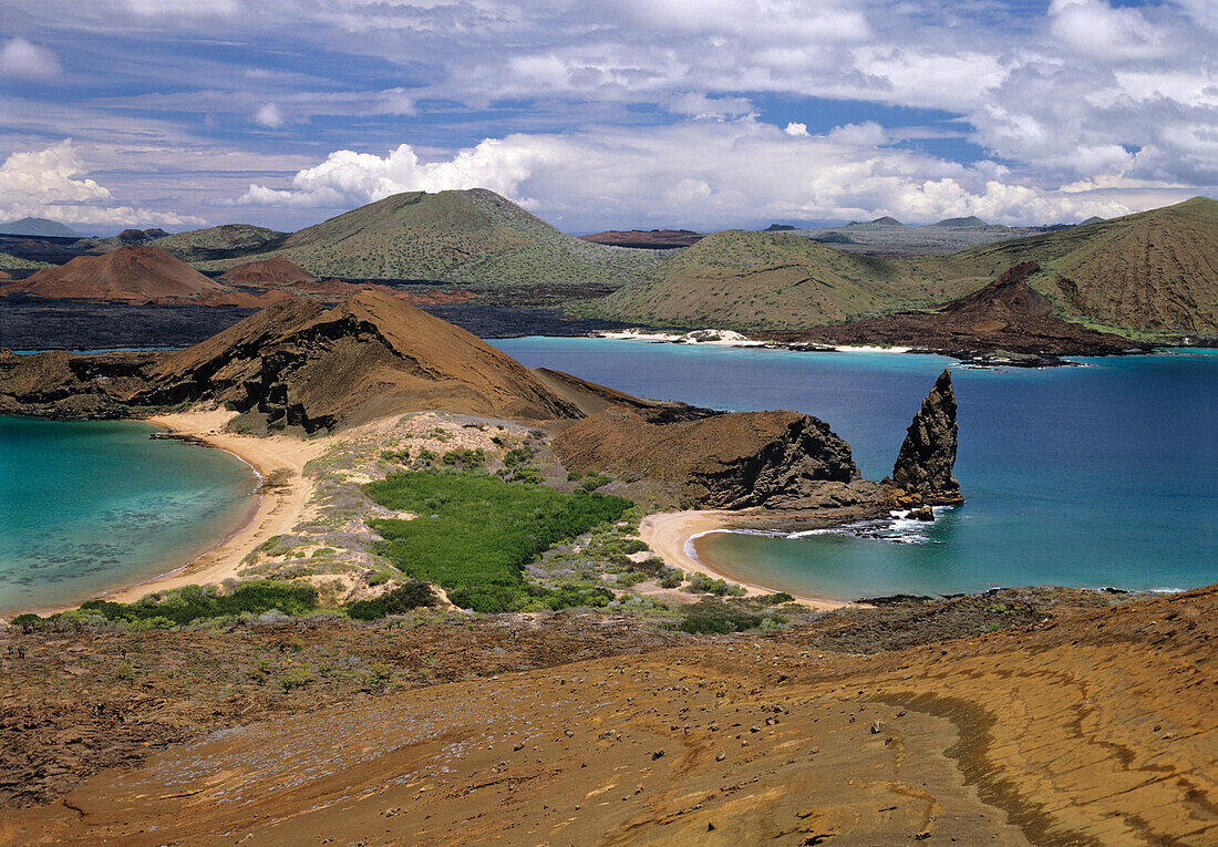 Insel Bartolome mit Pinacle Rock und Blick auf Insel James, Galapagos Inseln, Ekuador, Südamerika