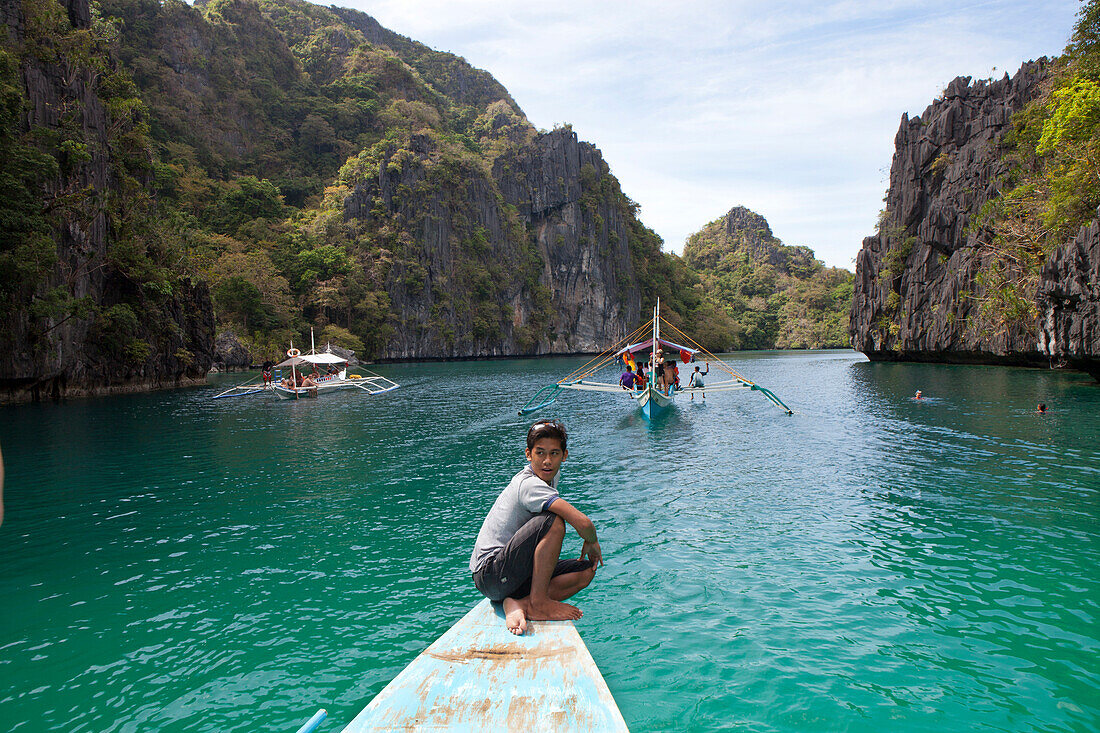 Ausflugsboote im Bacuit-Archipel vor El Nido, Insel Palawan im Südchinesischen Meer, Philippinen, Asien