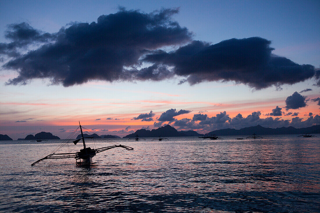 Sunset on the beach in El Nido in the archipelago Bacuit, Palawan Island, South China Sea, Philippines, Asia