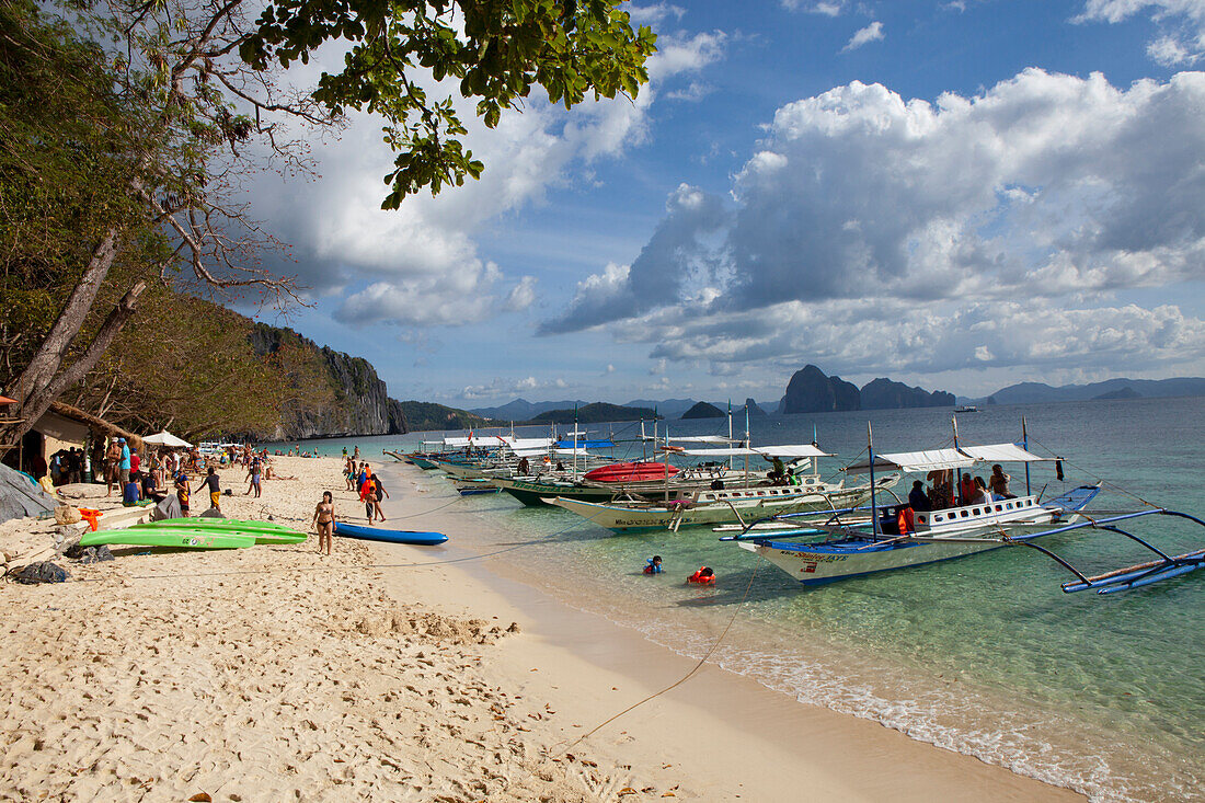 Tropical beach in the archipelago Bacuit near El Nido, Palawan Island, South China Sea, Philippines, Asia