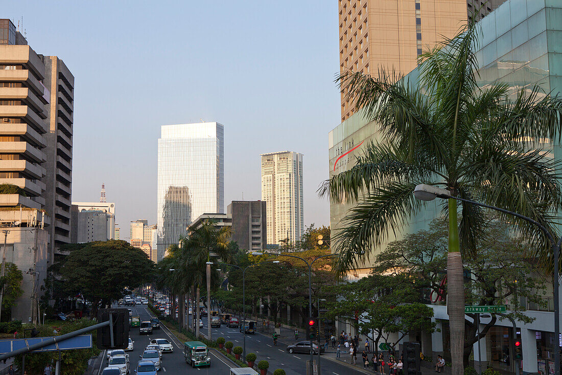 Einkaufsstrasse in Makati City, Finanzzentrum im Zentrum der Hauptstadtregion Metro Manila, Phillipinen, Asien