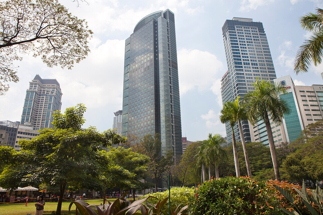 Ayala Triangle Park in Makati City, Finanz- und Geschaeftszentrum in der Hauptstadtregion Metro Manila, Philippinen, Asien