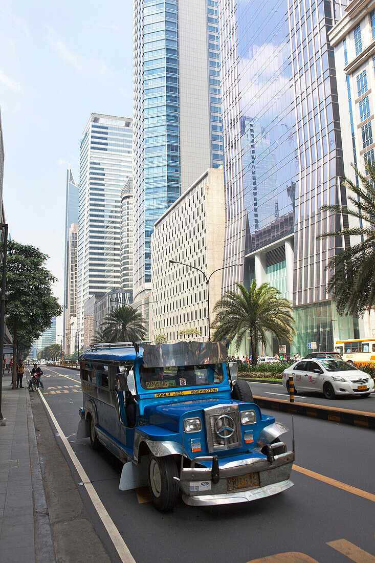Jeepney, typisches philippinisches Verkehrsmittel, Ayala Avenue in Makati City, Finanz- und Geschaeftszentrum in der Hauptstadtregion Metro Manila, Phillipinen, Asien