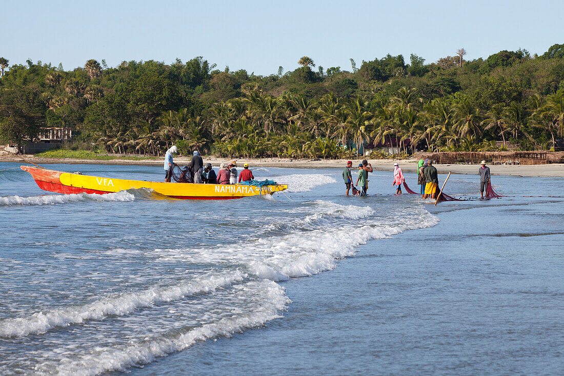 Fischermen at Pug-Os Beach near Laoag City, Ilocos Norte province on the main island Luzon, Philippines, Asia