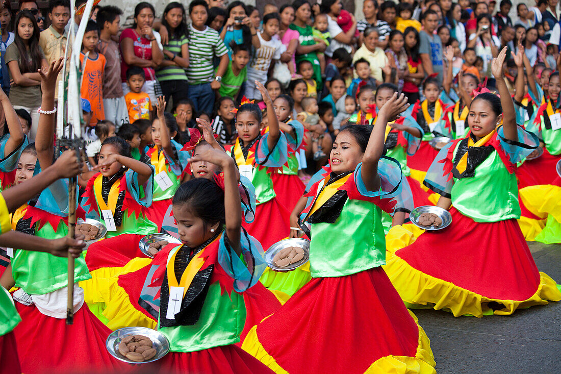 Folkloristische Taenze in der Altstadt von Vigan City, UNESCO-Weltkulturerbe, Provinz Ilocos Sur auf der Hauptinsel Luzon im Inselstaat der Philippinen, Asien