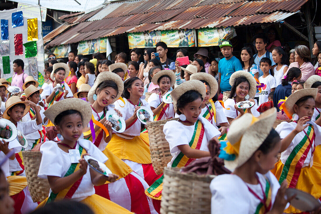 Folkloristische Taenze in der Altstadt von Vigan City, UNESCO-Weltkulturerbe, Provinz Ilocos Sur auf der Hauptinsel Luzon im Inselstaat der Philippinen, Asien