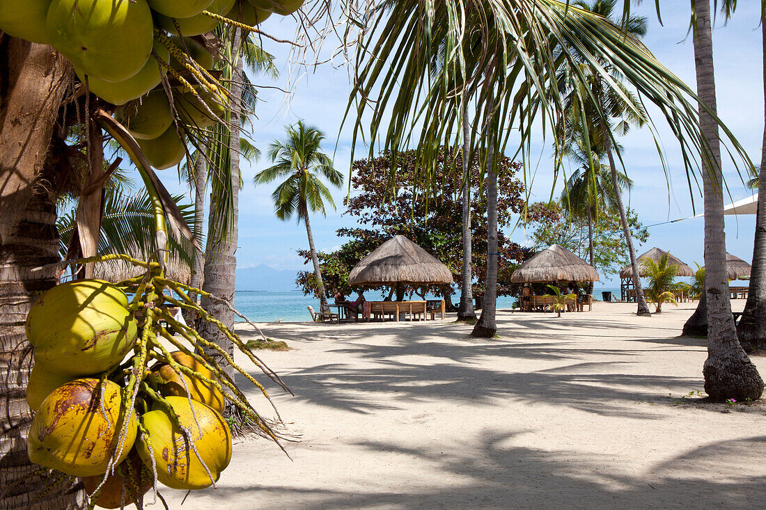 Tropischer Sandstrand auf der Insel Cowrie in der Bucht Honda Bay bei Puerto Princesa, Insel Palawan im Inselstaat der Philippinen, Asien