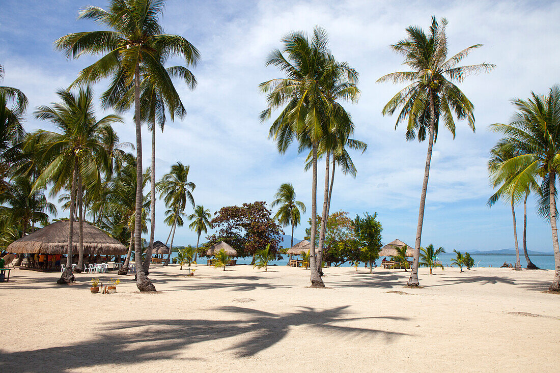 Tropischer Sandstrand auf der Insel Cowrie in der Bucht Honda Bay bei Puerto Princesa, Insel Palawan im Inselstaat der Philippinen, Asien