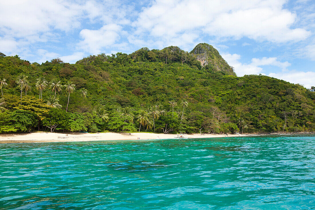 Tropischer Strand im Bacuit-Archipel vor El Nido, Insel Palawan im Südchinesischen Meer, Philippinen, Asien