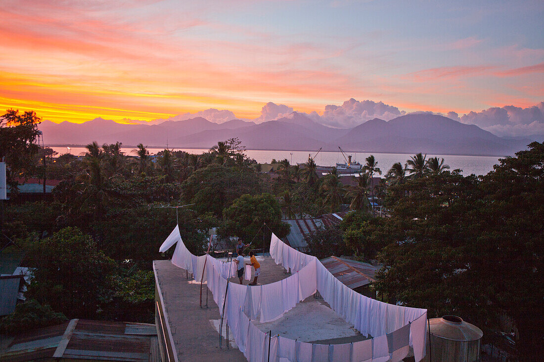 Sonnenuntergang in Puerto Princesa, Insel Palawan im Inselstaat der Philippinen, Asien