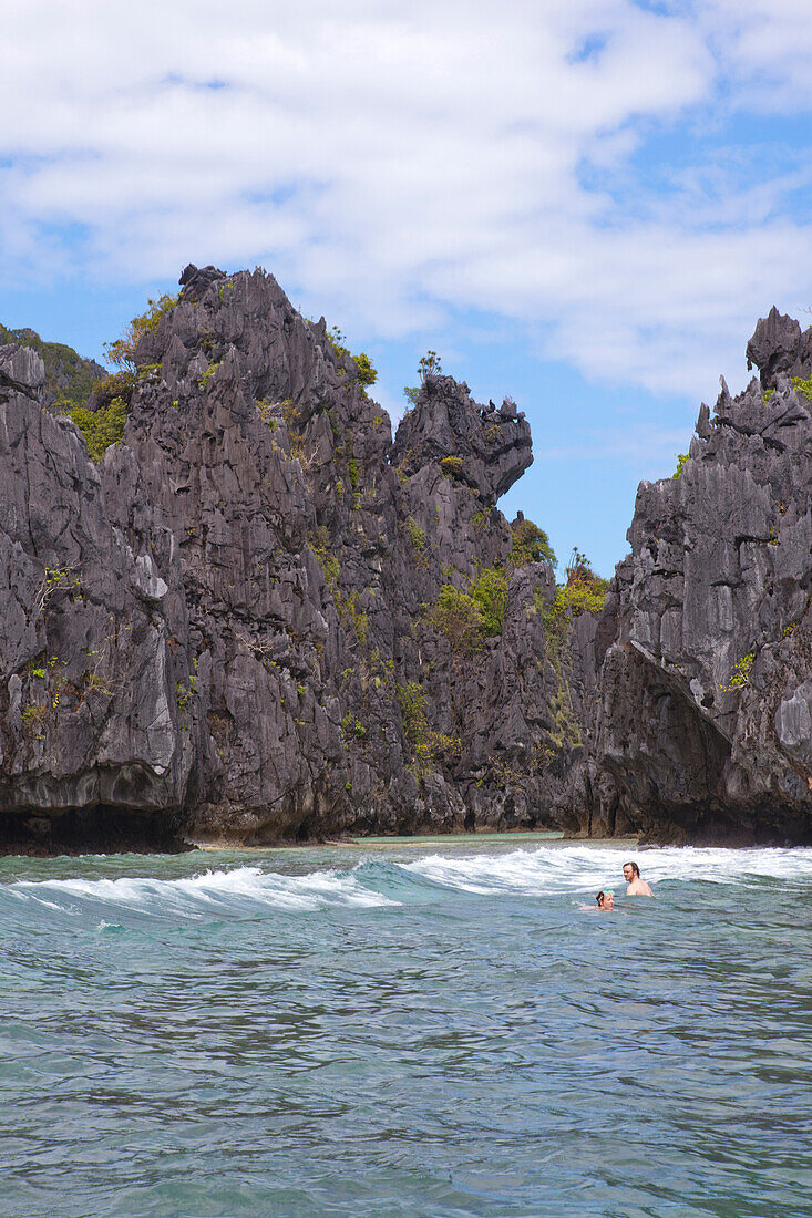 Bizarre Felsen im Bacuit-Archipel vor El Nido, Insel Palawan im Südchinesischen Meer, Philippinen, Asien