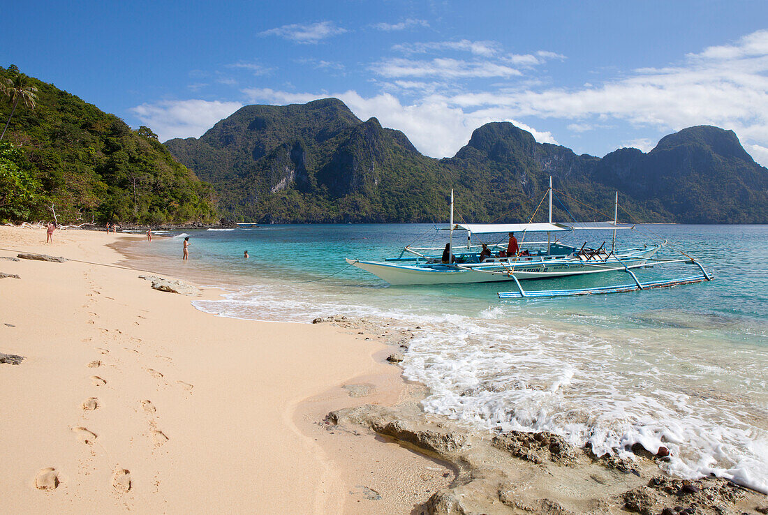 Tropical beach in the archipelago Bacuit near El Nido, Palawan Island, South China Sea, Philippines, Asia
