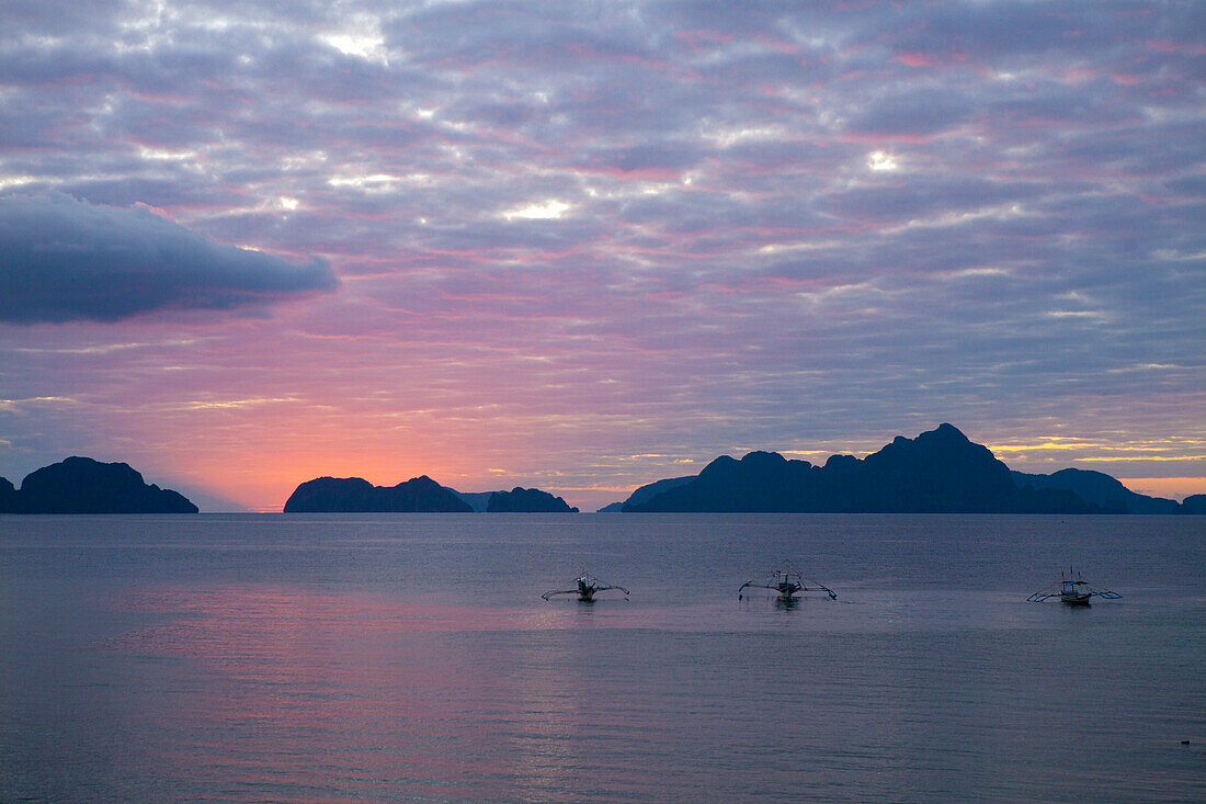 Sonnenuntergang im Bacuit-Archipel vor El Nido, Insel Palawan im Südchinesischen Meer, Philippinen, Asien