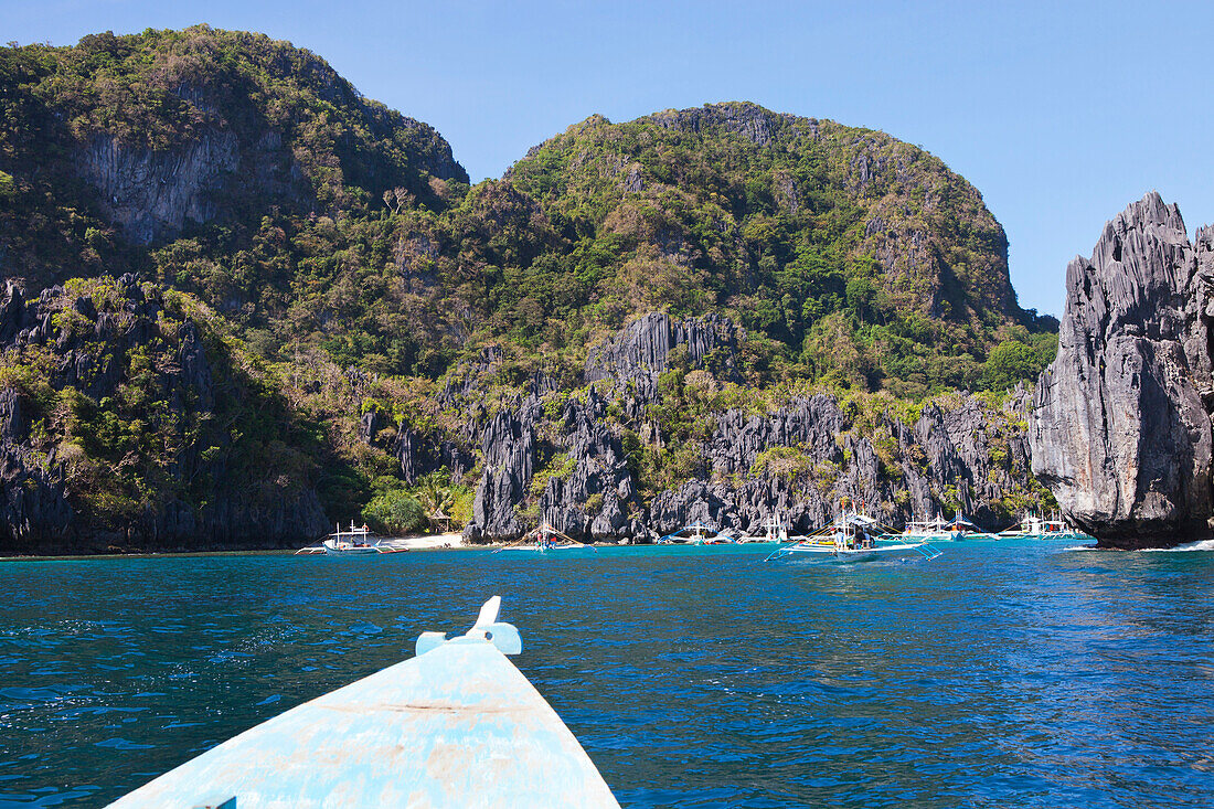 Ausflugsboote im Bacuit-Archipel vor El Nido, Insel Palawan im Südchinesischen Meer, Philippinen, Asien