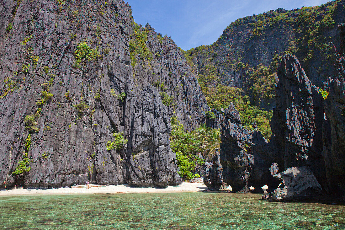 Bizarre Felsen im Bacuit-Archipel vor El Nido, Insel Palawan im Südchinesischen Meer, Philippinen, Asien