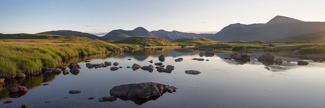 Süßwassersee im Rannoch Moor, Loch Ba, Argyll and Bute, Hochland, Schottland, Vereinigtes Königreich