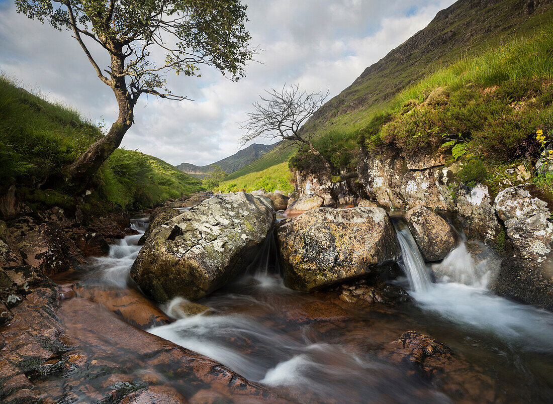 Wasserfall in den Bergen, Argyll and Bute, Highland, Schottland, Vereinigtes Königreich