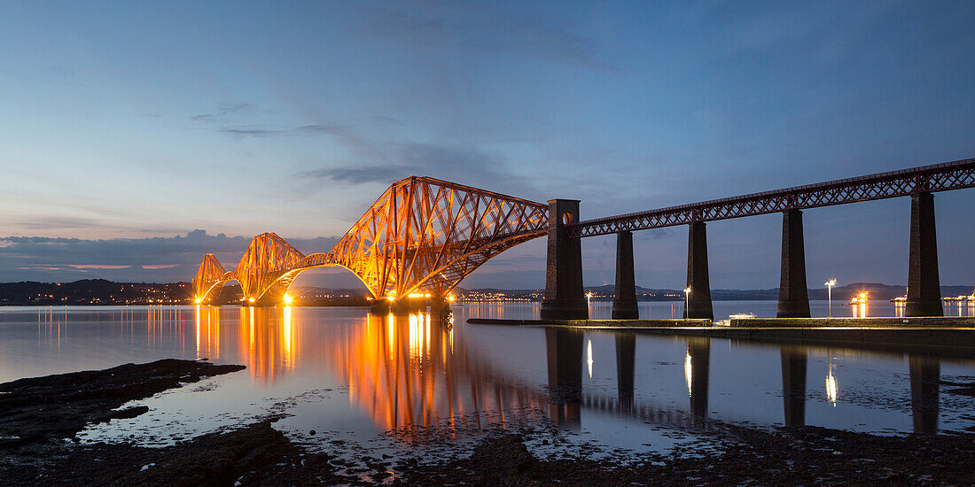 Forth Brücke im Abendlicht, Firth of Forth, Forth, Queensferry, Edinburgh Schottland, Vereinigtes Königreich