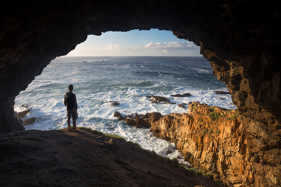 Person schaut die Wellen zu, The Heads, Indischer Ozean, Knysna, Westkap, Südafrika