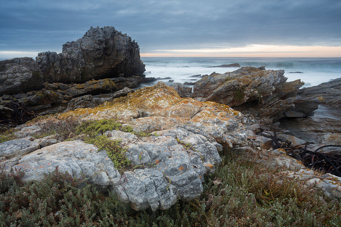 Felsküste bei Van Dyks Bay, Atlantik, Westkap, Südafrika