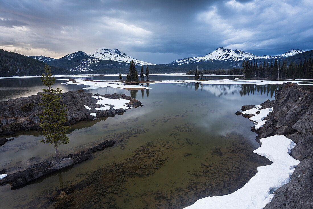 Deschutes National Forest, Mount South Sister, Mount Broken Top, Three Sisters Wilderness, Cascade Lakes National Scenic Byway, Oregon, USA