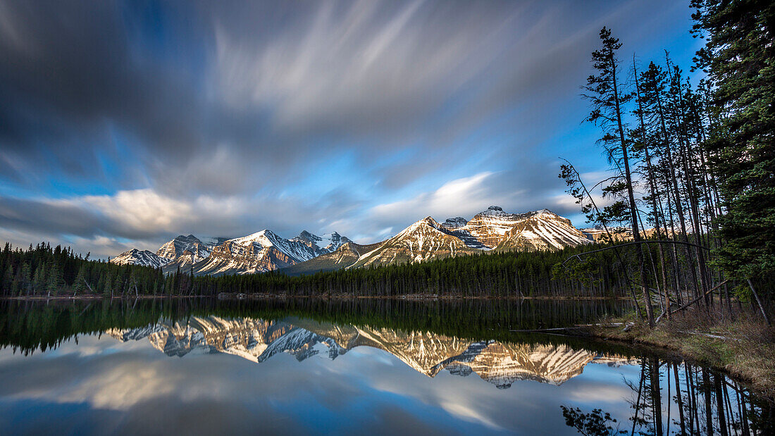 Spiegelung der Berge in einem See, Banff Nationalpark, Icefields Parkway, Alberta, Rocky Mountains, Kanada