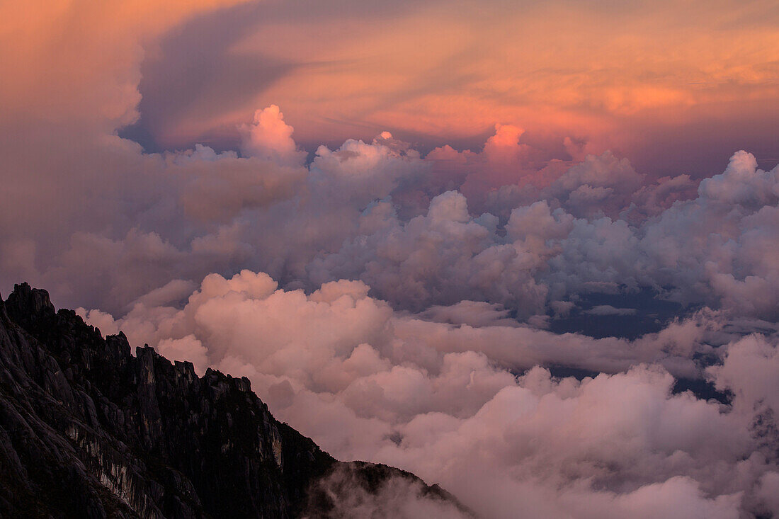 Abendhimmel am Mount Kinabalu, Borneo, Malaysia