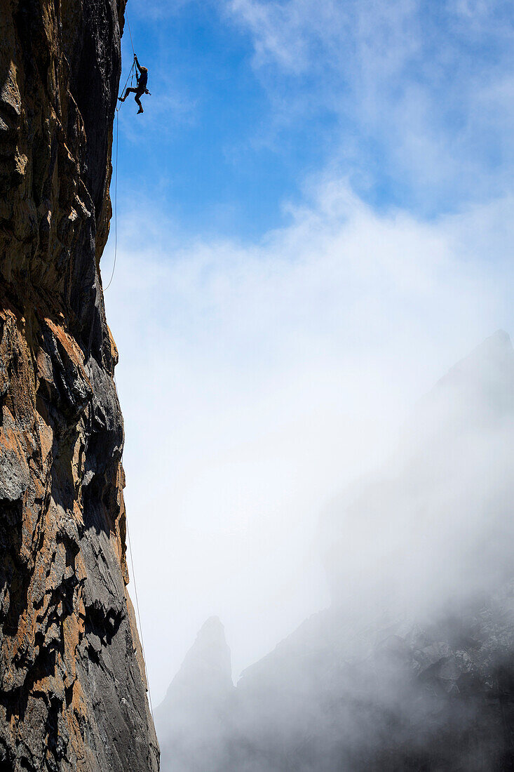 Christian Schlesener steigt mit Steigklemmen zur 2. Seillänge auf, Mount Kinabalu, Borneo, Malaysia