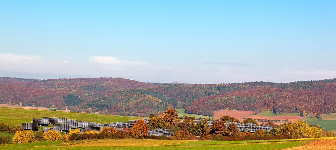 Panorama Bild von Solarpark im Herbst bei Anraff, Edertal, Hessen, Deutschland, Europa