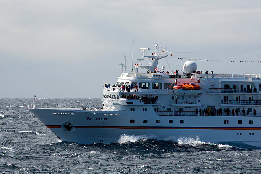 Expeditions-Kreuzfahrtschiff MS Bremen (Hapag-Lloyd Kreuzfahrten) in der Drakepassage zwischen Kap Hoorn und der Antarktis, nahe Antarktis